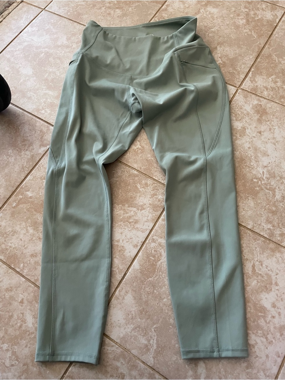 High-Rise Performance Leggings in Sage Green New without tag